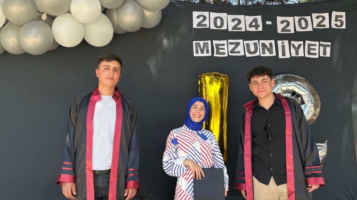 Bu sene de Mezuniyetimizi Okul Bahçemizde Yaptık. 2024-2025
